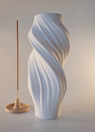 Elara wierookhouder in matte witte kleur met gedraaide vorm voor wierookstaafjes