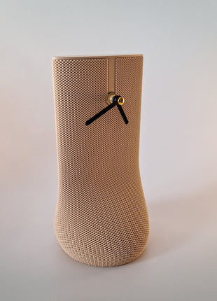 Iiap staande klok in matte zandkleur met mesh structuur en geweven uitstraling