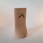 Iiap staande klok in matte zandkleur met mesh structuur en geweven uitstraling