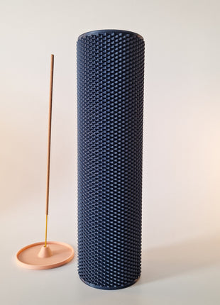 Moka wierookhouder in navy blauw en crème met mesh structuur voor wierookstaafjes