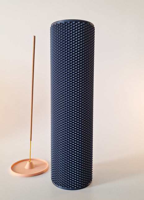 Moka wierookhouder in navy blauw en crème met mesh structuur voor wierookstaafjes