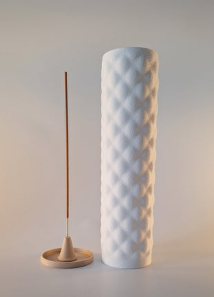 Nerio wierookhouder in mat wit met subtiele structuur voor wierookstaafjes