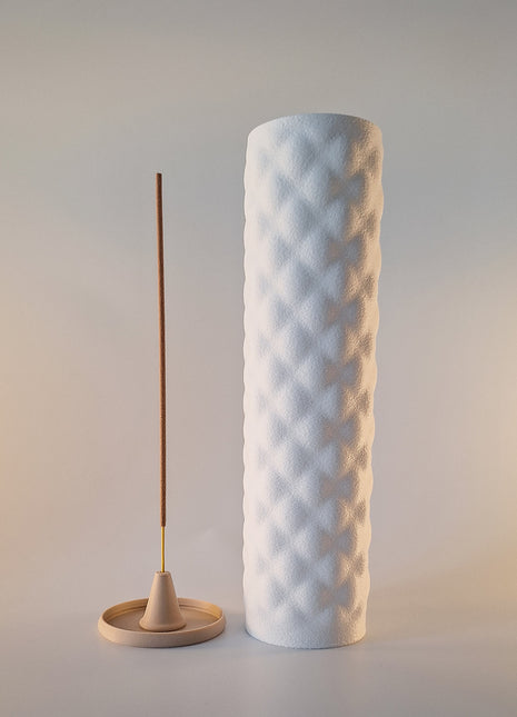 Nerio wierookhouder in mat wit met subtiele structuur voor wierookstaafjes