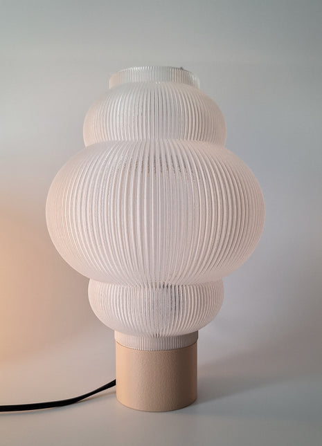 Obsolete design tafellamp met warme sfeerverlichting en ronde gelaagde vorm