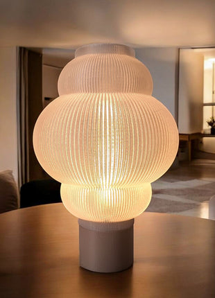 Obsolete tafellamp warm licht