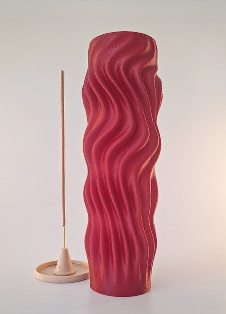 Sorelia wierookhouder in een robijn rode kleur met golvende vorm voor wierookstaafjes