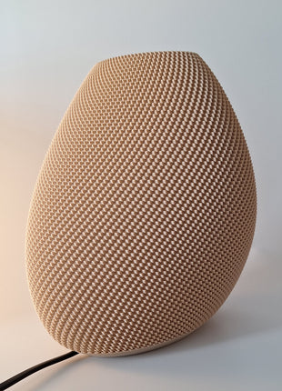 Victor tafellamp in mat crème en zandkleur met warme sfeervolle gloed