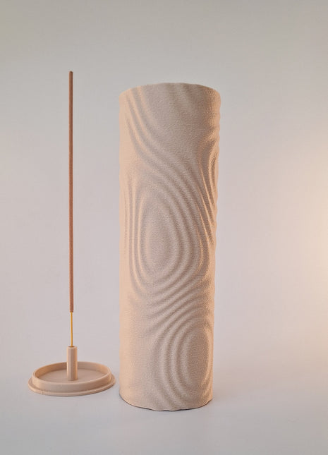 Waveform wierookhouder in matte zandkleur met vloeiend reliëf voor wierookstaafjes